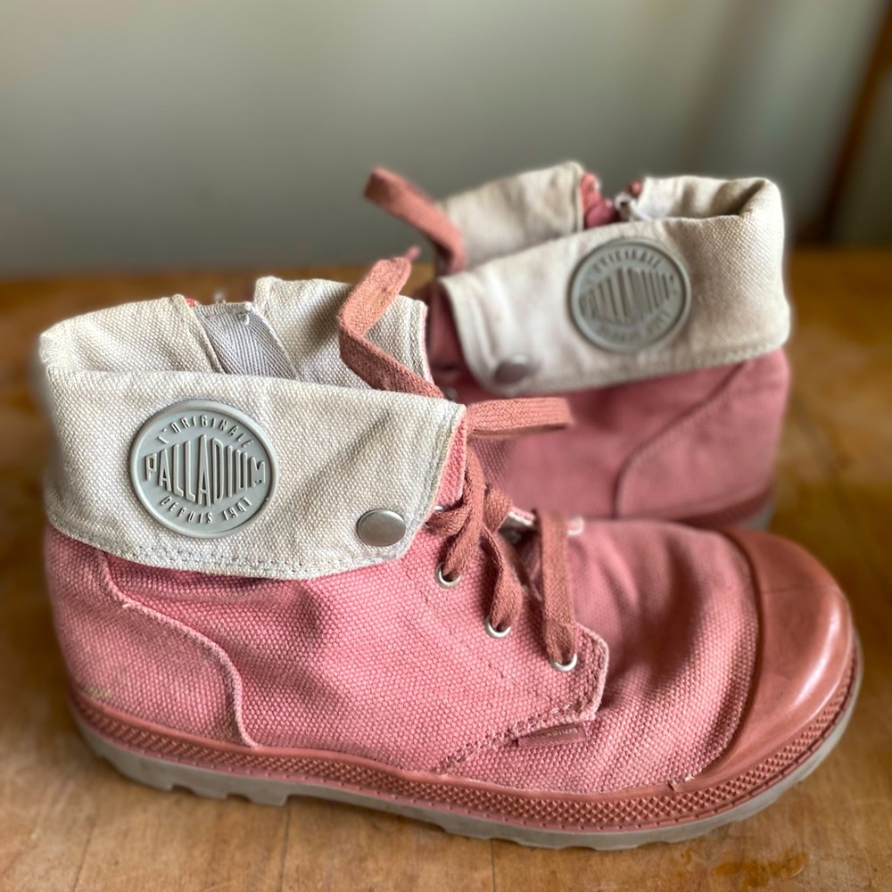 Palladium kids size 2.5. Pink work/hiking boot